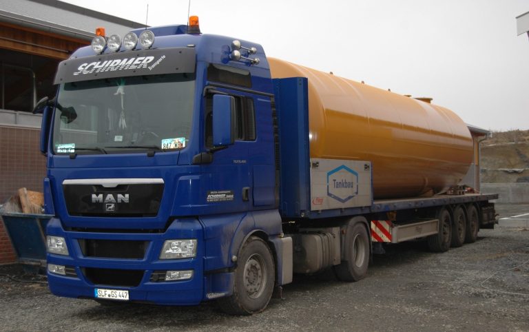 Erdtank Lieferung mit einem blauen LKW
