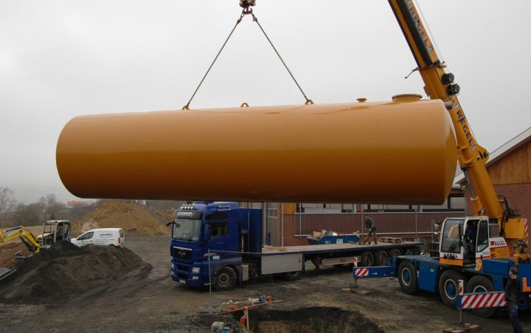 Erdtank am Kran über der Grube