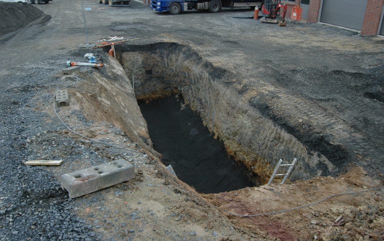 ausgebaggerte Grube für Erdtank